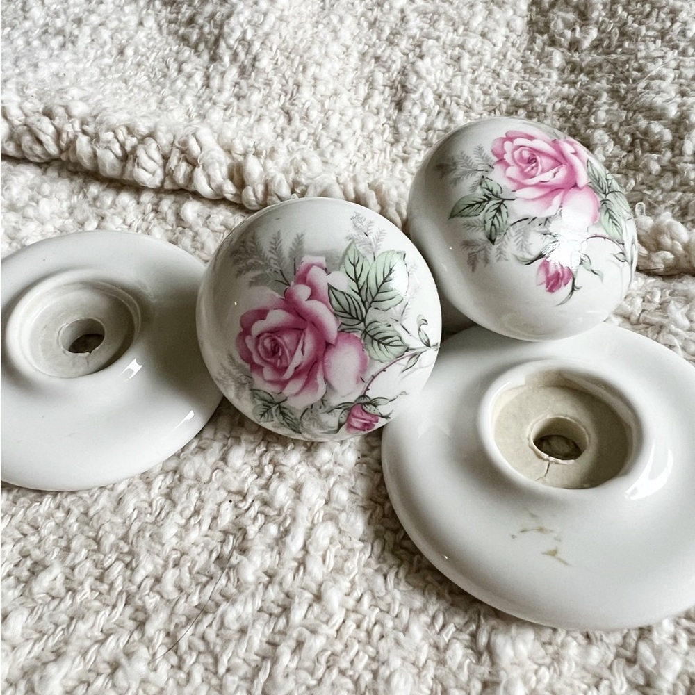 Vintage Porcelain Knobs 🌹